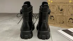 Varför finns det en ögla på bakdelen av kängorna – och hur skyddar den dina fötter?