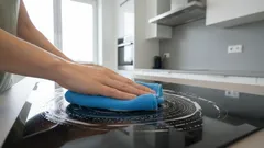 Varför blir den vanliga städningen till en kamp mot reporna på spishällen?